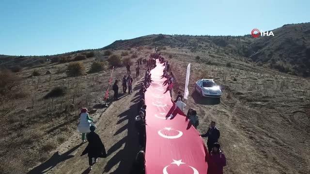 Cumhuriyet'in 99. yılını bin 744 rakımlı Dinek Dağı'nın zirvesinde kutladılar