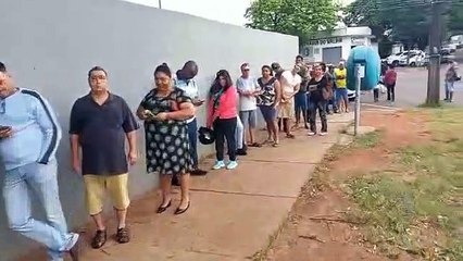 Quem trabalha no domingo chega cedo ao colégio eleitoral para não perder a votação