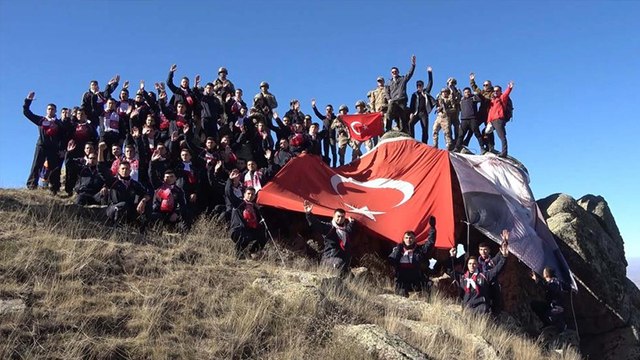 Cumhuriyet'in 99. yılını 1744 rakımlı Dinek Dağı'nın zirvesinde kutladılar
