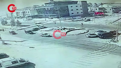 Caddede çifte kaza: Yaralıları taşıyan ambulansa da iki araç çarptı