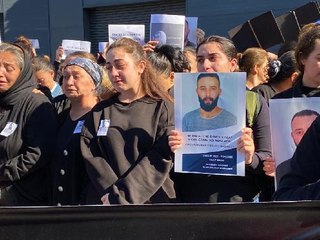 TRAFİK KAZASINDA ÖLEN MUSTAFA İÇİN KAZA YERİNE KARANFİL BIRAKTILAR