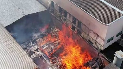 Incêndio em madeireira mobiliza bombeiros em Uberlândia