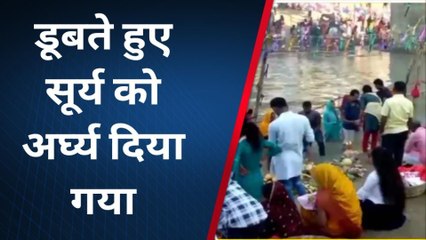 दरभंगा: बागमती नदी में संध्या अर्थ देने के लिए उमड़ी श्रद्धालुओं की भीड़