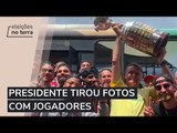 Bolsonaro recepciona delegação do Flamengo e ergue taça da Libertadores no RJ