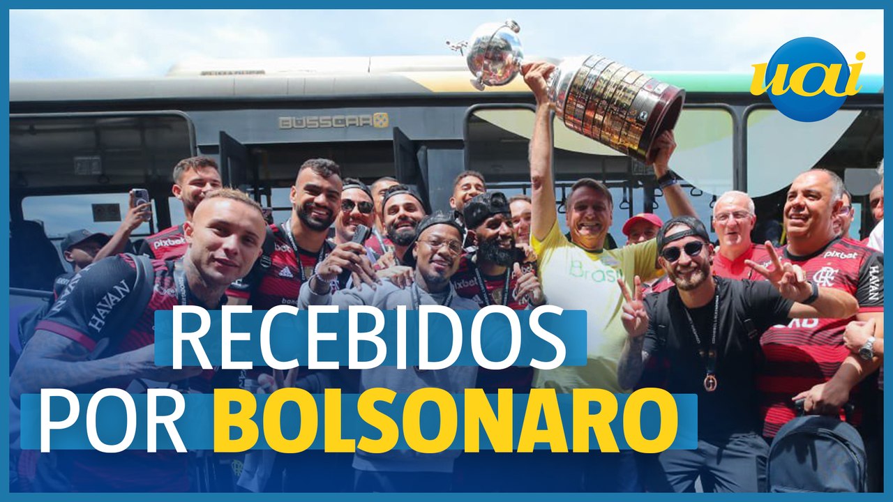 Bolsonaro recebe Flamengo e levanta taça da Libertadores