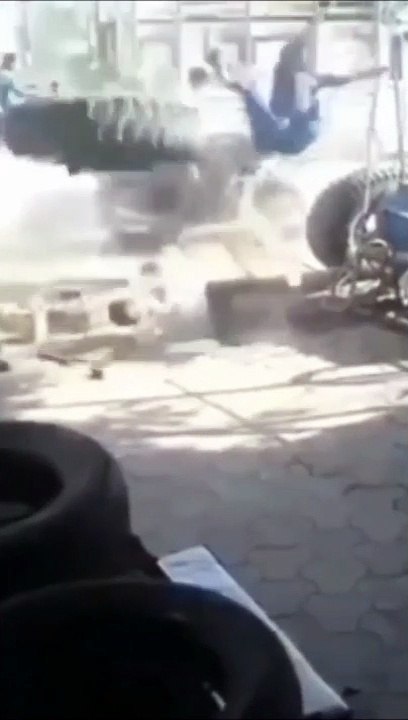 Un pneu de camion qui explose ça pique