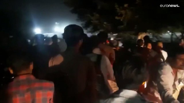 Обрушение моста в Индии, десятки погибших