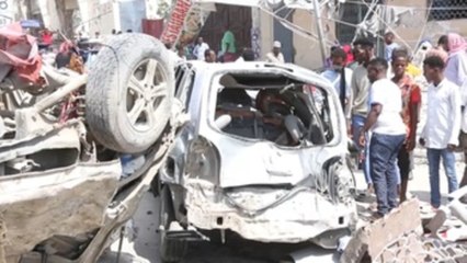 Suben a 100 los muertos en el atentado del sábado con coches bomba en Somalia