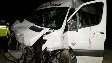 GAZİANTEP'TE İŞÇİ SERVİSİ İLE OTOMOBİL ÇARPIŞTI 1 ÖLÜ, 15 YARALI