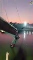 Puente colgante se desprende en India y las personas caen al mar