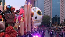 Los coloridos desfiles por el Día de los Muertos llegan a las calles de México y Nicaragua
