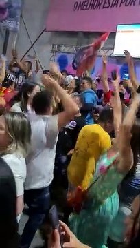 Apoiadores comemoram reeleição de Renato Casagrande