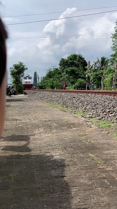 Kereta api lewat