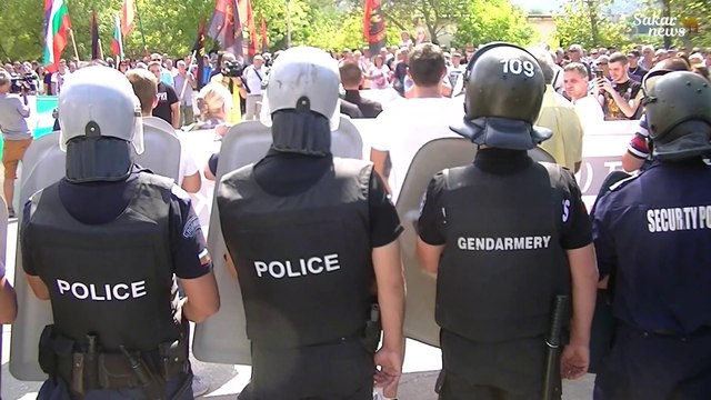 Лидери на ВМРО и Атака водят протест срещу бежанците в Харманли
