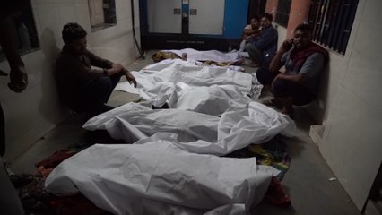 Elevan a 132 los muertos tras el desplome de un puente en la India