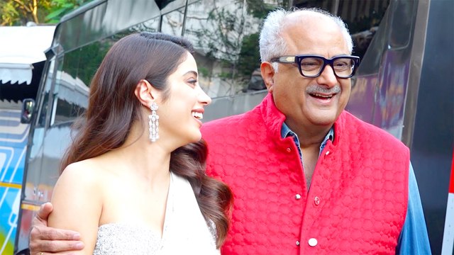 जान्हवी के साथ पोज दे रहे बोनी कपूर ने मीडिया से पूछ लिए बेहद मजाकिया सवाल