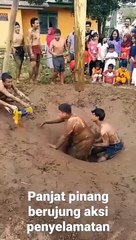 hutri77 lomba Panjat Pinang kacau