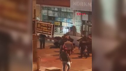 Descargar video: Etrafa rastgele ateş açan saldırgan bacagından vurularak durduruldu