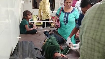 Siguen las tareas de búsqueda en la India tras el desplome de un puente: 132 muertos, 177 rescatados