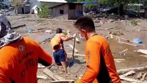 فيديو | مقتل نحو 100 شخص في عاصفة مدارية عنيفة في الفلبين