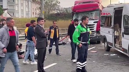 Hafriyat kamyonu işçi servisine çarptı: Yaralılar var