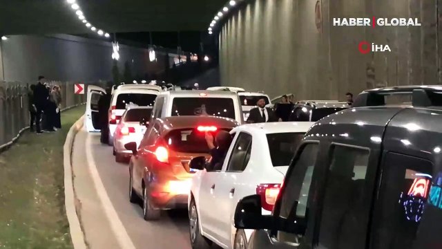 Yolu trafiğe kapattılar: Araçtan inen vatandaşlar çiftetelli oynadı