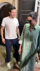 WatchVideo: Deepika Padukone flashes her million-dollar smile as she gets clicked at Krome studio in Mumbai