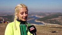 Yamaç paraşütü röportajında kadın sporcu 