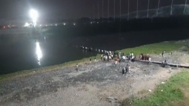 India, crolla un ponte pedonale sospeso: almeno 141 morti