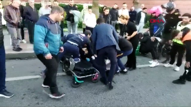 Koşarak yolun karşısına geçmeye çalışan yayalara araç çarptı