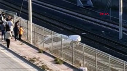 Otomobil rayların üzerine düştü; tren seferleri durdu