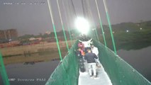 Una cámara de seguridad graba en directo el momento del derrumbe de un puente en India que ha causado la muerte a 134 personas