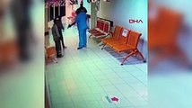Hastanenin acil girişine çamurlu ayakkabılarını çıkararak girdiler