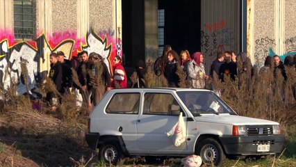 Rave party a Modena, la polizia circonda il capannone
