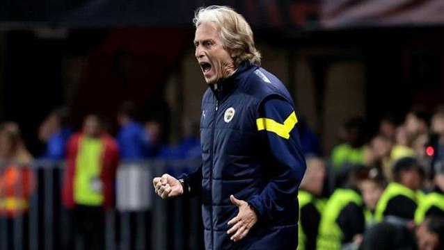 Jorge Jesus'un sakatlık yaşayan İstanbulsporlu futbolcuya tekme attığı görüntüler büyük tepki çekti