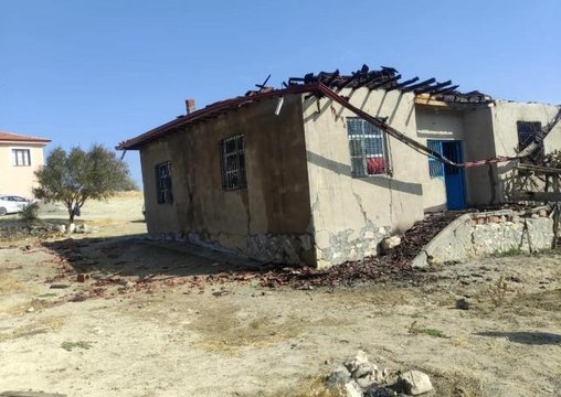 Hırsız girdiği evi yaktı