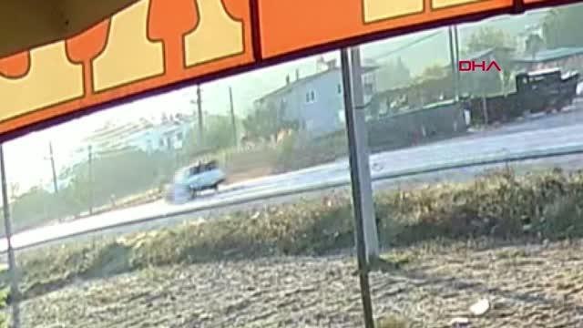 OKULA GİDERKEN KAMYONET ÇARPAN ENES ÖLDÜ; KAZA ANI KAMERADA