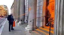 Just Stop Oil - Reino Unido - Ativistas ambientais pintam edifícios governamentais em Londres