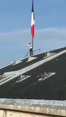 Ativista baixa bandeira francesa no Panteão