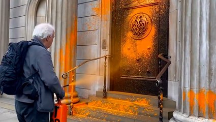 Скачать видео: Just Stop Oil activists spray orange paint on Bank of England