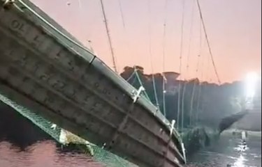 Al menos 140 muertos al derrumbarse un puente colgante en la India