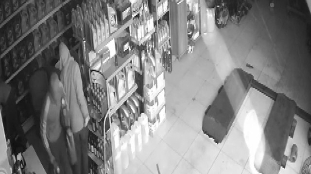 Bildirim geldi; dükkanındaki hırsızlığı canlı yayında izledi