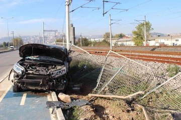 Lüks araç tren raylarına girmekten son anda kurtuldu