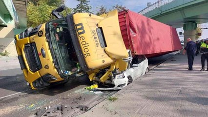 Bakırköy'de köprüye çarpan tır otomobilin üstüne devrildi: 1 yaralı
