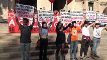 Studenti con le maschere dei ministri protestano davanti al Miur: 