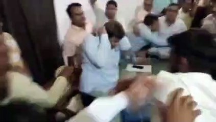 नगरपालिका में चले लात-घुसे, देखें वीडियो
