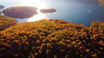 Nemrut Krater Gölü sonbahar renkleriyle doğaseverlerden ilgi görüyor