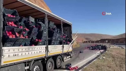Nar yüklü kamyon devrildi, tonlarca nar ziyan oldu