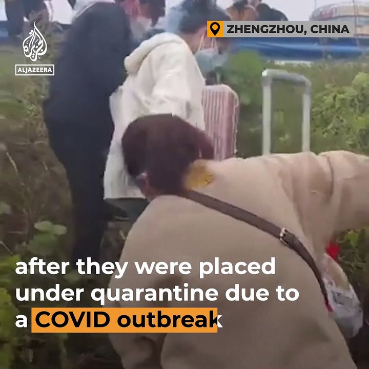 Découvrez les images d'employés de la plus grande usine au monde d'iPhone, en Chine, qui prennent la fuite pour échapper au confinement du site après la détection d'un foyer de cas de Covid