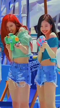 Blackpink member Rosé is the funny moments in Lisa jennie and Jisoo